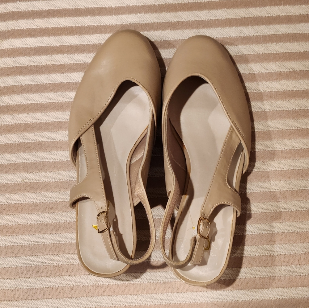 Womens Annie Leather Closed Toe Strappy Slingback Heels Sandal 10 Wide - Beige